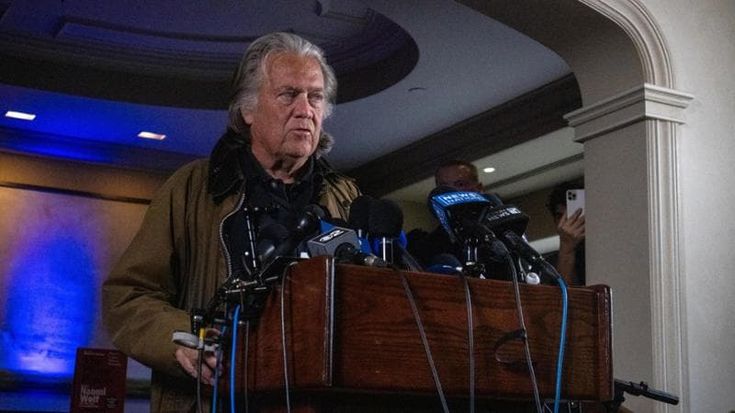 Stati Uniti, Steve Bannon esce dal carcere: “Sono più energico che mai”. E lancia il rush finale a Trump