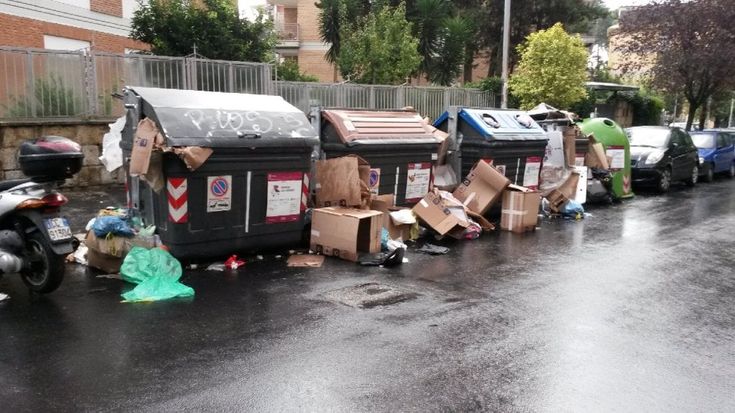 Rifiuti, a Roma è sempre emergenza: le foto dei lettori