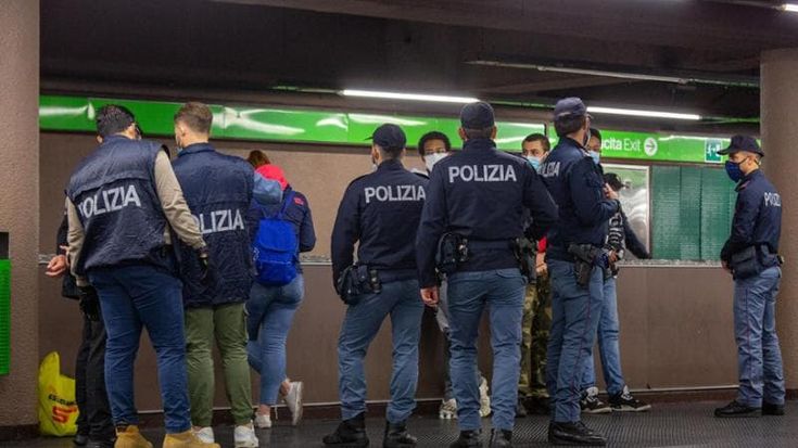 Ricercato per terrorismo in Algeria, 37enne arrestato in metropolitana a Milano: nello zaino un coltello e gridava ‘Allah Akbar’