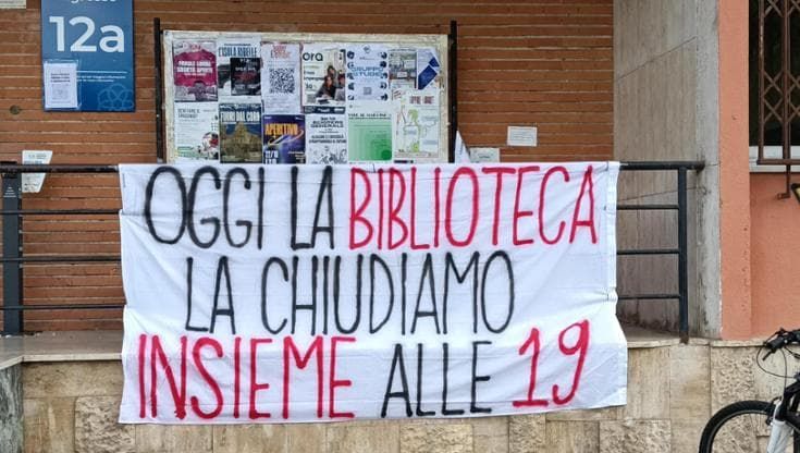 Biblioteca dell’università occupata per continuare a studiare: “No alla chiusura alle 17”