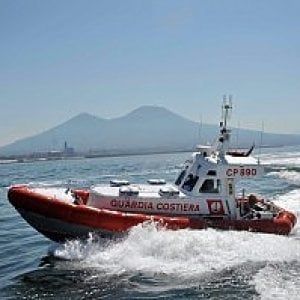 Gela, yacht si arena, diportista perde un dito