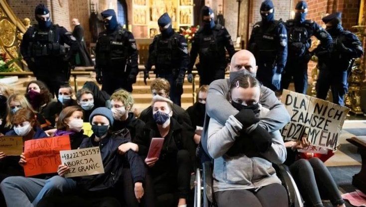 Polonia, a scuola diventa obbligatoria l'ora di religione o etica: "Difenderemo i valori cristiani e nazionali"
