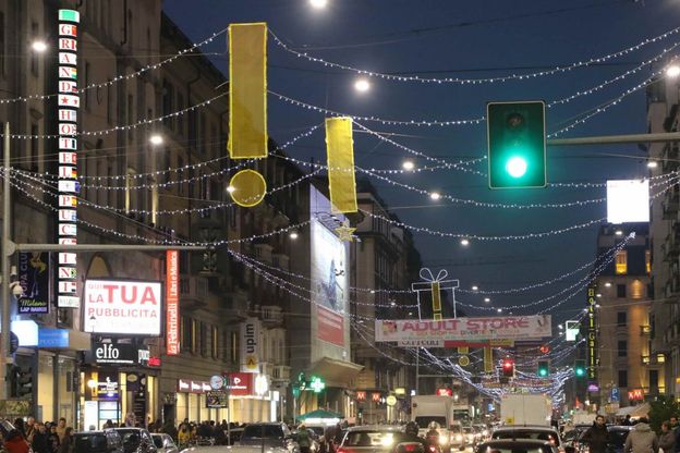 Natale a Milano, pacchi di luci sullo shpping  in corso Buenos Aires 