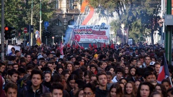 Milano, 4mila studenti in piazza: tensioni nel corteo con gli autonomi