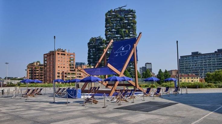 La sdraio più grande del mondo? In piazza Gae Aulenti: alta e lunga come un palazzo di tre piani