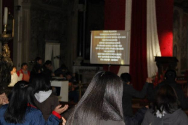 Brescia, a messa i fedeli cantano con il karaoke