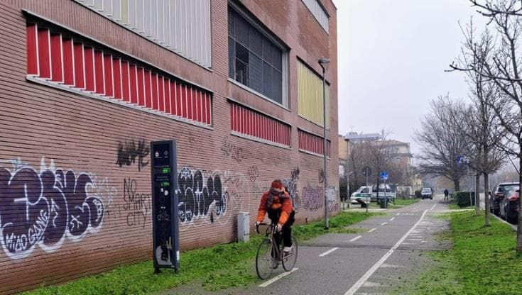 Mille firme per fermare la ciclabile al Sabin. La preside: “Nessuno ci ha consultati”