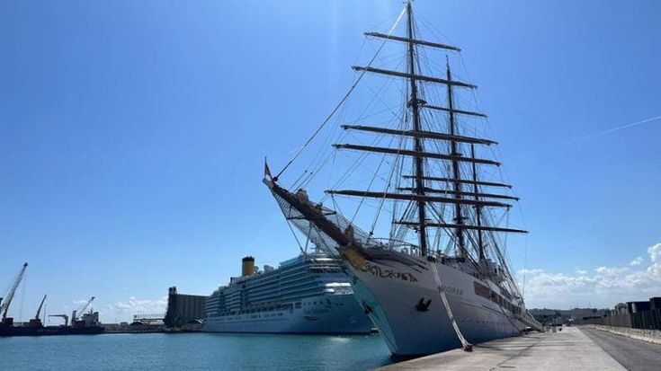 Un veliero per crociere di lusso al porto di Bari: "Solo 64 passeggeri, a bordo tutti i comfort"