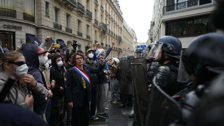Francia, il governo cambia linea: dialogo e inchieste sulla polizia