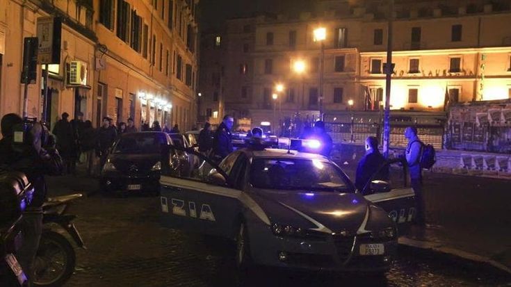 Roma, paura nel quartiere San Lorenzo: uomo aggredisce tre persone a colpi di forbice, grave 35enne