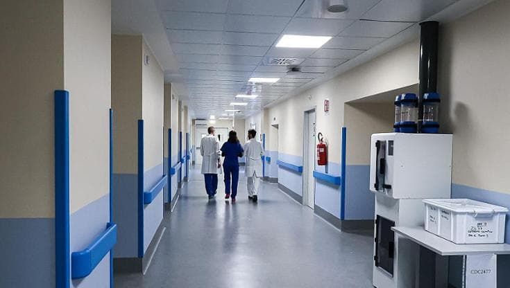 Si "rompe" aorta mentre è incinta, operata col feto in utero: intervento record a lieto fine