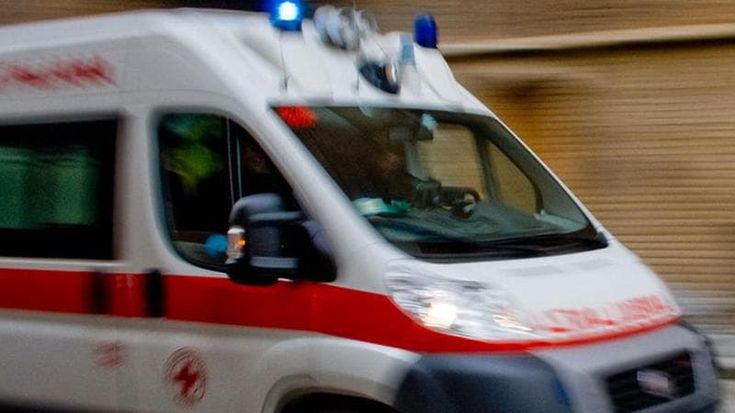 Samoggia, attraversa i binari: urtato da un treno merci