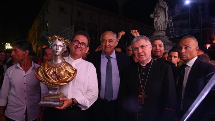 Tra la folla o a distanza, la notte dei politici