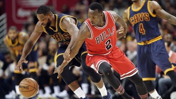 Basket, Nba: Chicago fa il colpo a Cleveland. Belinelli, ritorno vincente a Sacramento