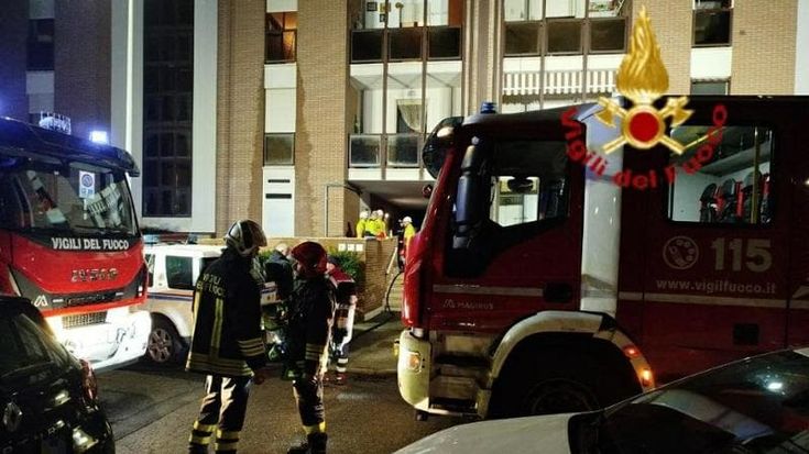 Incendio in una palazzina a Livorno, muore un uomo, sei intossicati: le fiamme dopo un blackout
