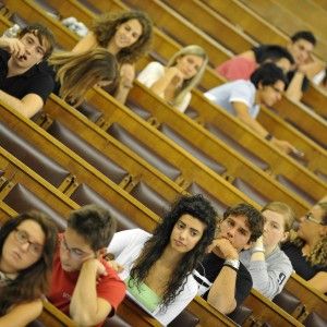 Cervelli in fuga perch&egrave; "espulsi" dall'Universit&agrave;. I dati Cgil: "Solo il 6% dei ricercatori &egrave; assunto"