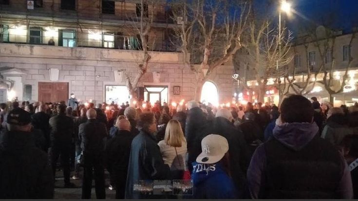 “Noi diffamati”, in piazza dieci anni dopo contro il commissariamento per mafia di Ostia