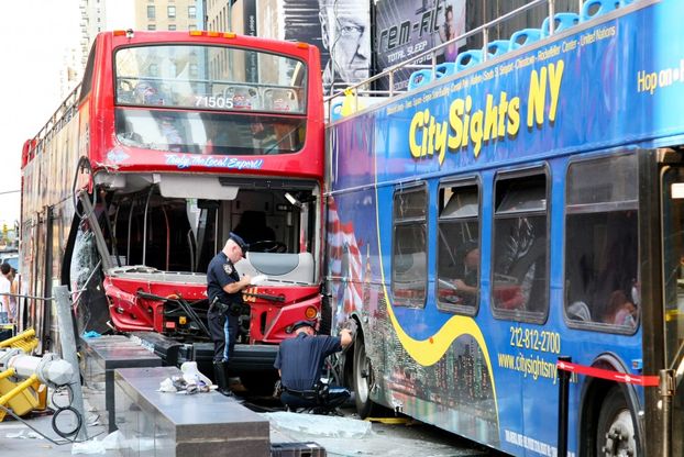 New York, scontro tra bus turistici a Times Square: 11 feriti