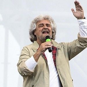 Grillo ora fa allarmismo su Ebola: "Rischio in Europa". Ma usa foto cadavere di 40 anni fa