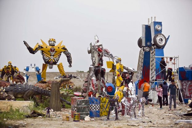 Transformers mania: dentro la fabbrica dei robot giganti