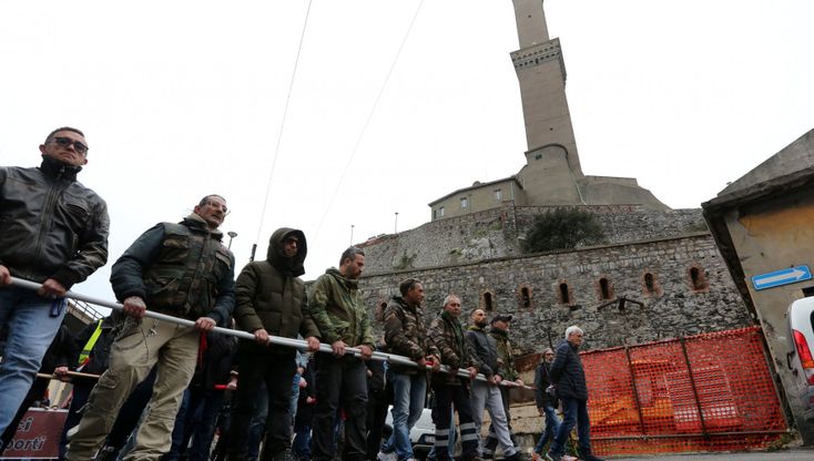 Genova, il corteo contro le navi delle armi dei portuali premiati dal Papa
