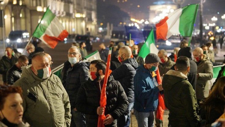 Torino, flop della seconda protesta anticoprifuoco: cento persone in piazza Vittorio
