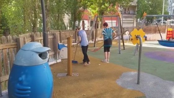 Potenza, il parco giochi del quartiere è sporco: le mamme lo ripuliscono