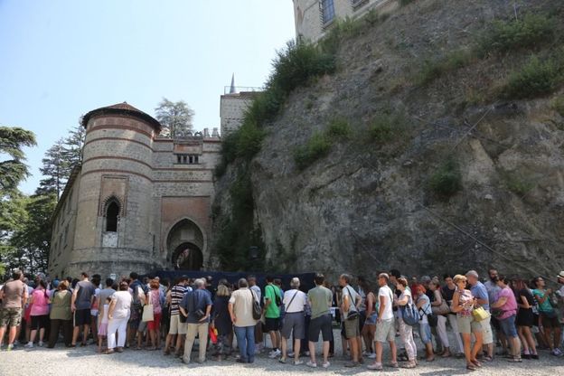 In mille per la riapertura della Rocchetta Mattei