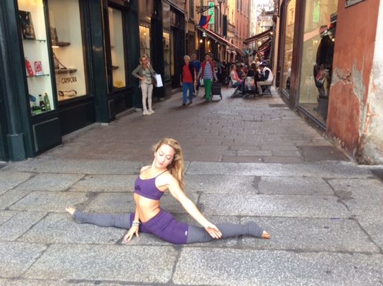 Sorpresa in centro a Bologna, si esibisce la regina dello yoga