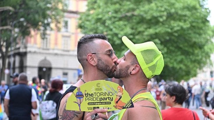 L’abbraccio del Pride, a Torino in 150mila per i diritti e contro ogni forma di odio