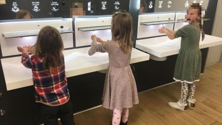 Famiglia nel bosco, la relazione dell’assistente: “Si valuta stop alle videochiamate con la madre”