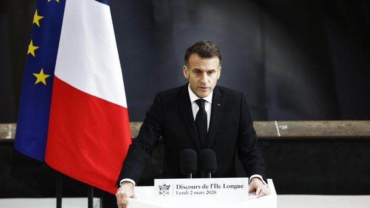 Macron annuncia l’ombrello nucleare: missili balistici e sottomarini con Germania e Regno Unito