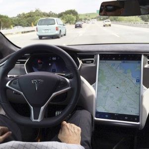 Tesla, supercarica a Forte Marmi, un pieno in 20 minuti