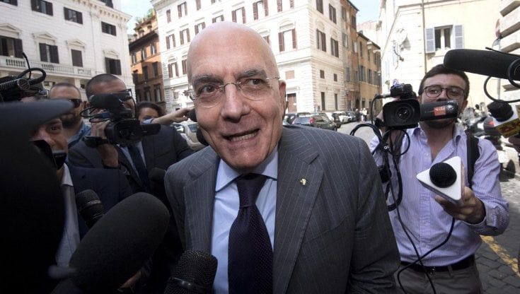 Comunali a Milano, Gabriele Albertini verso la decisione: "Candidarmi sindaco? Ci penso fino a sabato"
