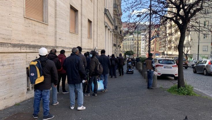 Santa Lucia, in fila dal mattino per un pasto: “Il Covid ha ridotto molti napoletani in miseria”