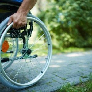Catania, non c'è modo di farli scendere: 17 disabili restano bloccati in aereo