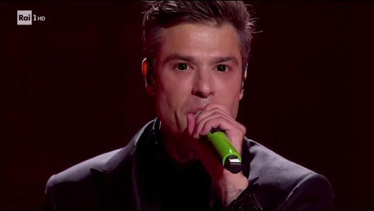 Sanremo, Fedez e la “guerra” negli occhi: l’esibizione con le lenti a contatto total black