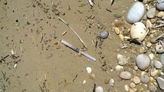 Bari, donna di 50 anni punta da una siringa sulla spiaggia di Torre Quetta