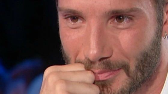 Stefano De Martino, hackerato il suo smartphone: foto e video finiti in rete