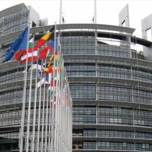 Europa-Usa, tutti i fronti dello scontro commerciale da Apple a Volkswagen 