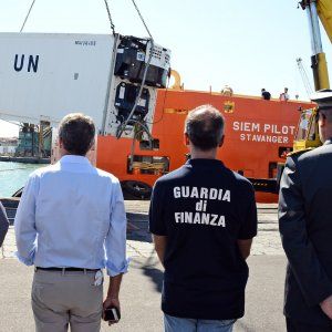 Catania, presi gli scafisti dei 49 morti: cinghiate a chi cercava di salvarsi. "Tra i migranti 116 marocchini, non profughi"