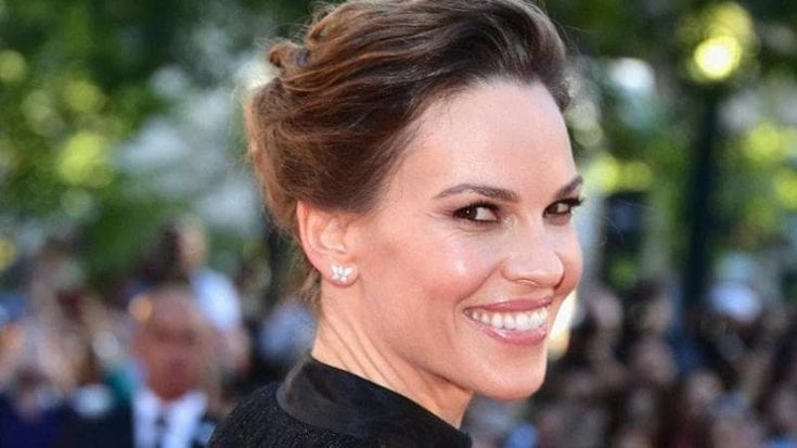 Hilary Swank aspetta il terzo figlio a 52 anni