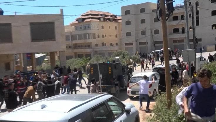 West Bank, veicolo Idf passa durante il funerale del 14enne palestinese ucciso in attacco dei coloni