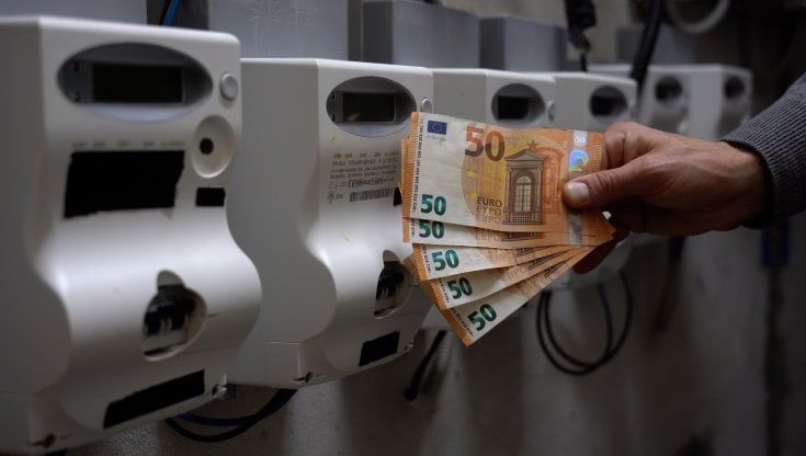 Caro energia, un fondo per pagare le bollette: a Varese l'iniziativa solidale del Comune     