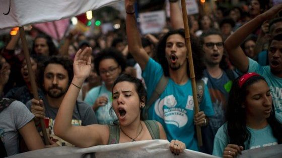 Brasile, proteste in 80 città contro Bolsonaro e contro i tagli all'istruzione