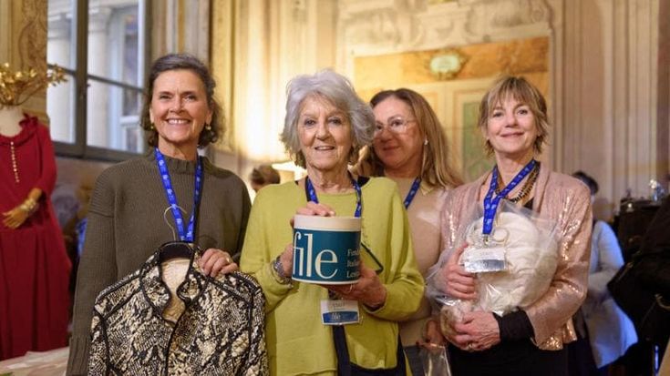 Moda e solidarietà, a Palazzo Corsini il “Florence Vintage Market'”con duemila capi