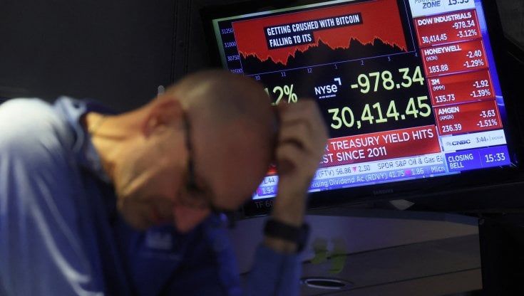 Le Borse di oggi, 14 giugno. I listini Ue chiudono in calo. Spread a 240 punti. Crescono i timori su un maxi-aumento dei tassi Fed