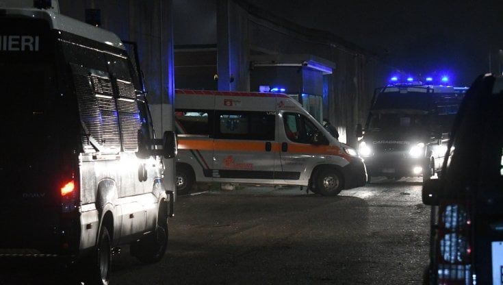 Immigrato tenta il suicidio, scatta la rivolta in via Corelli: materassi bruciati, intervengono polizia e carabinieri