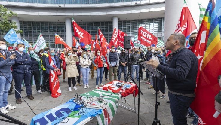 Lavoro, presidio per chiedere sicurezza sotto Palazzo Lombardia: "Solo a maggio 6 morti, servono ispettori: la fretta di ripartire può essere un rischio"