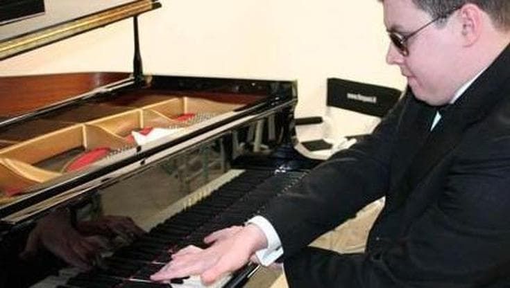 Marco Orsini, il pianista cieco: “Amo il mio lavoro ma mi sono dovuto scontrare con i pregiudizi”